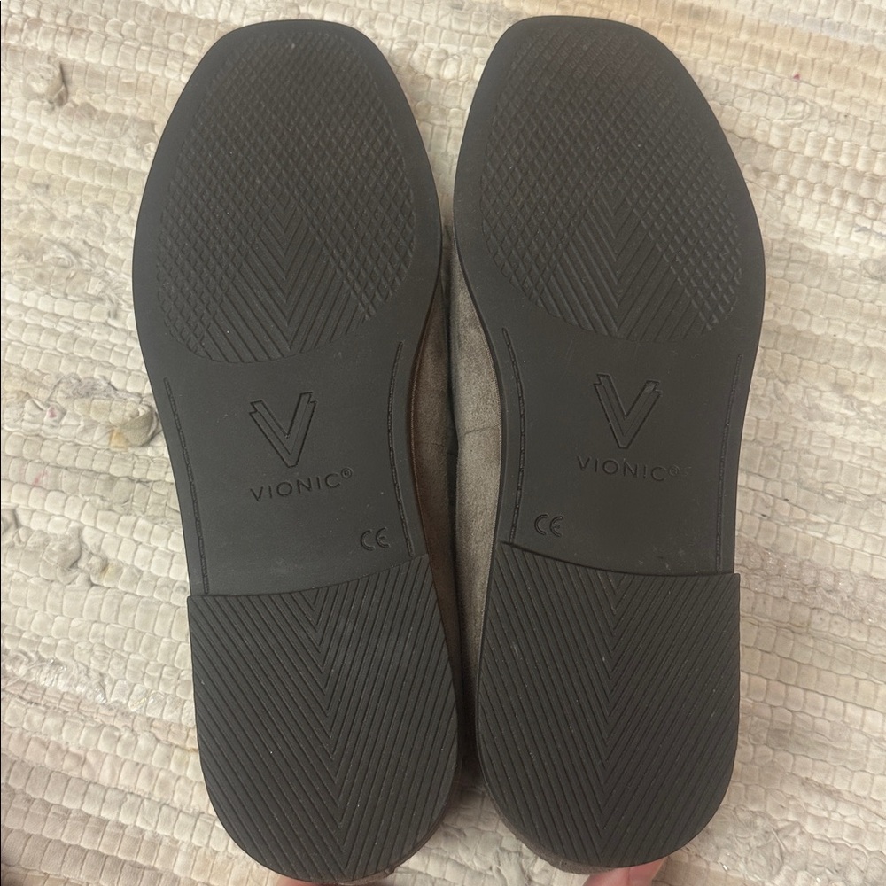 Like new! Vionic WILLA 2.0 Slip On Flat Driftwood Suede - Picture 8 of 10